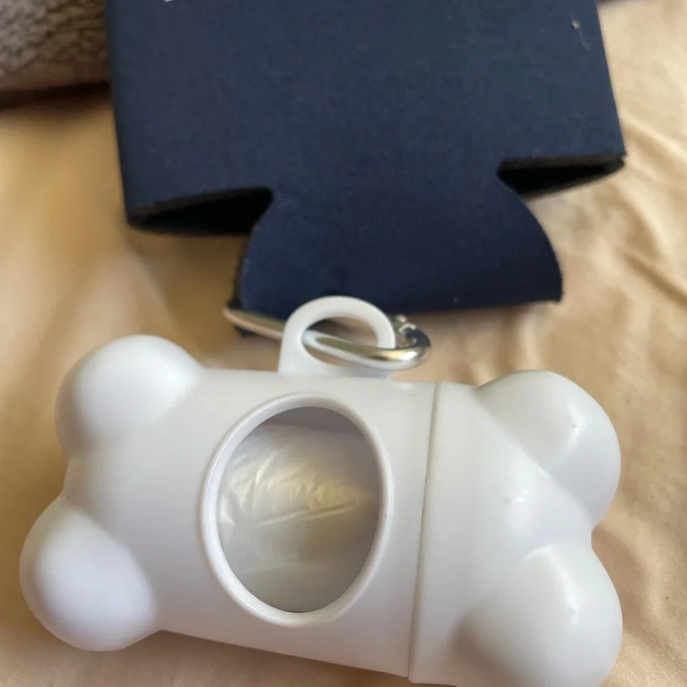 Sopra Luxury Living Navy Can Cooler with White bone bag dispenser Keychain